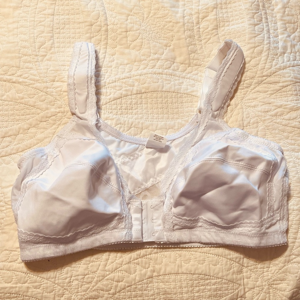 Brand new in bag, Lace size 40C Bra. Front closure, adjustable shoulder straps
